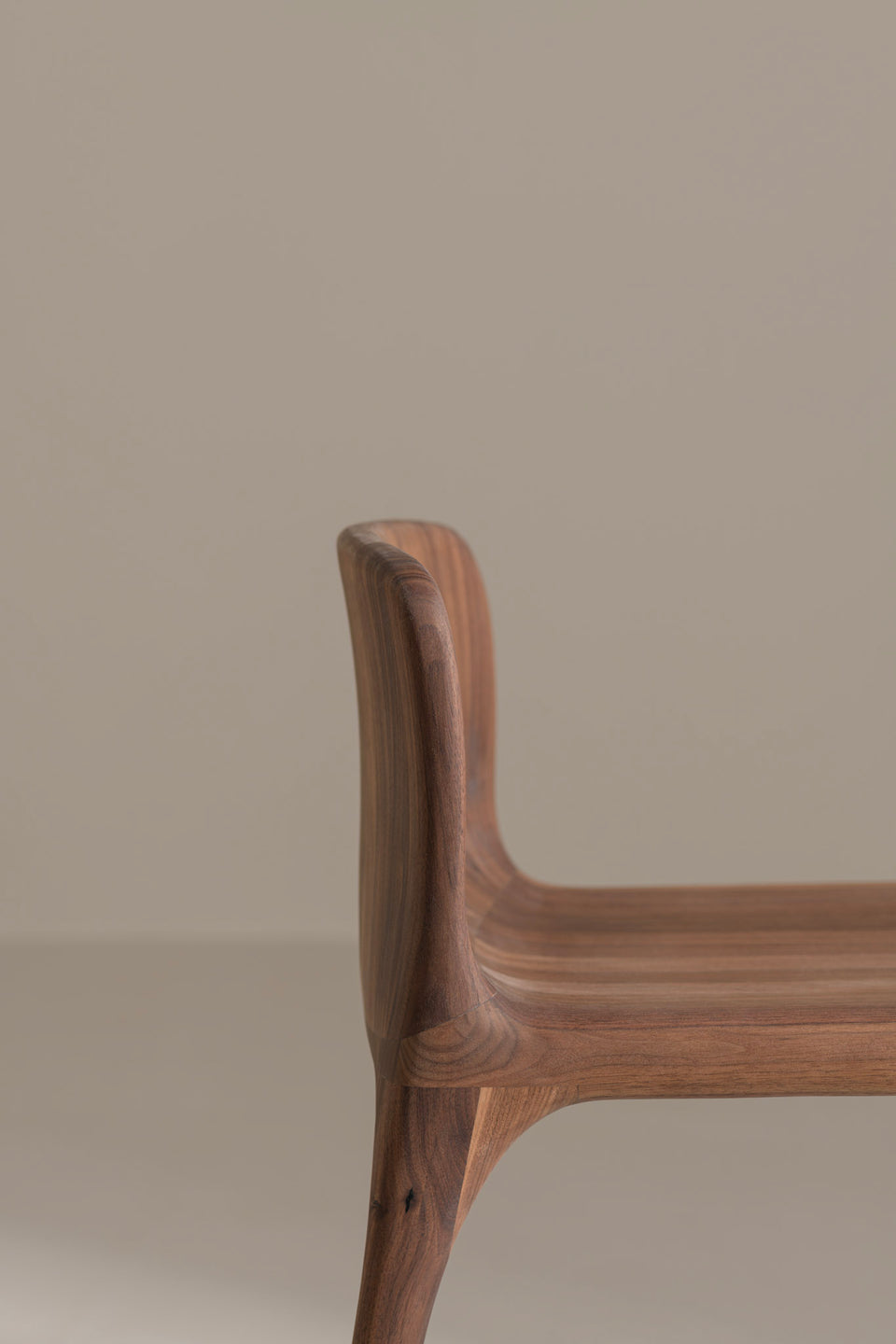 Fabriquée en bois massif, la chaise offre stabilité, durabilité et une construction robuste.