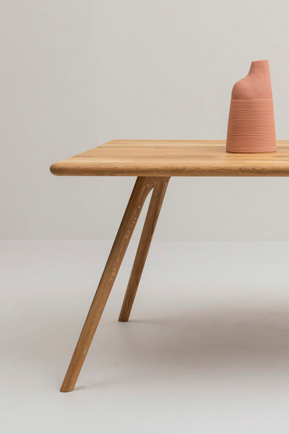 Silhouette rectangulaire raffinée aux angles adoucis.