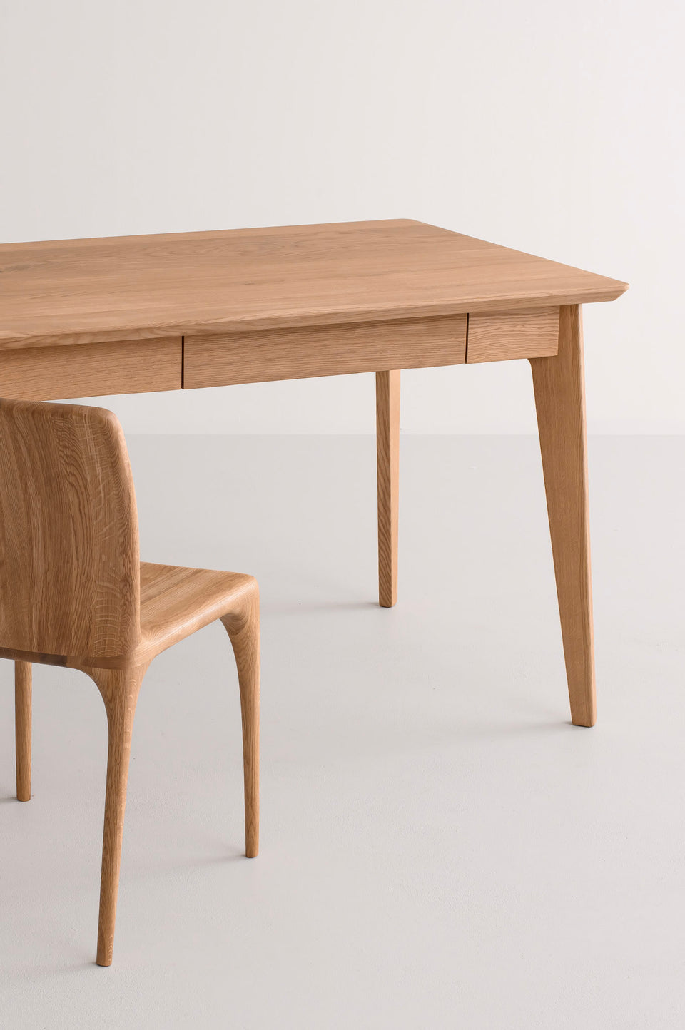 Geïntegreerde lades zorgen voor een rustige, vloeiende belijning.