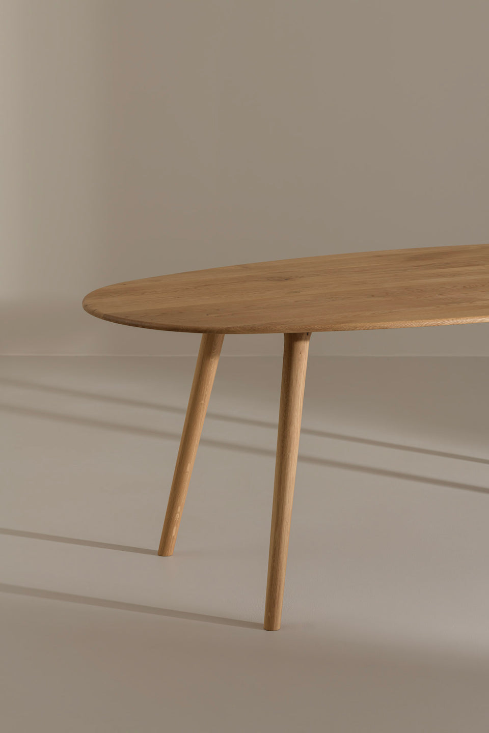 Elke tafel wordt op bestelling gemaakt in onze werkplaats in Portland, Oregon, van massief Amerikaanse hout naar keuze. Jij kiest het hout en wij maken de tafel op maat.