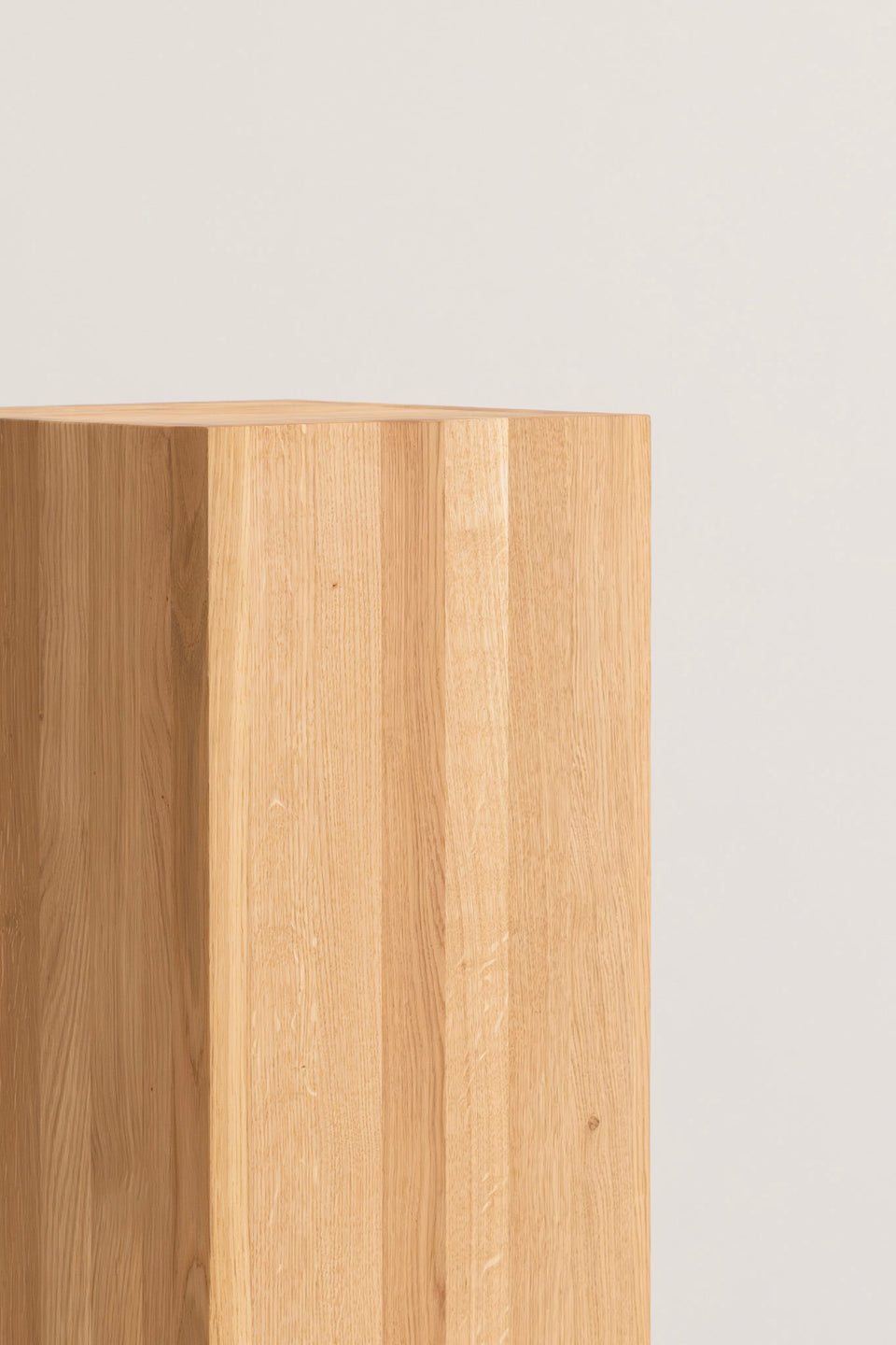 Forme minimaliste conçue pour mettre en valeur l'objet qu'elle soutient.