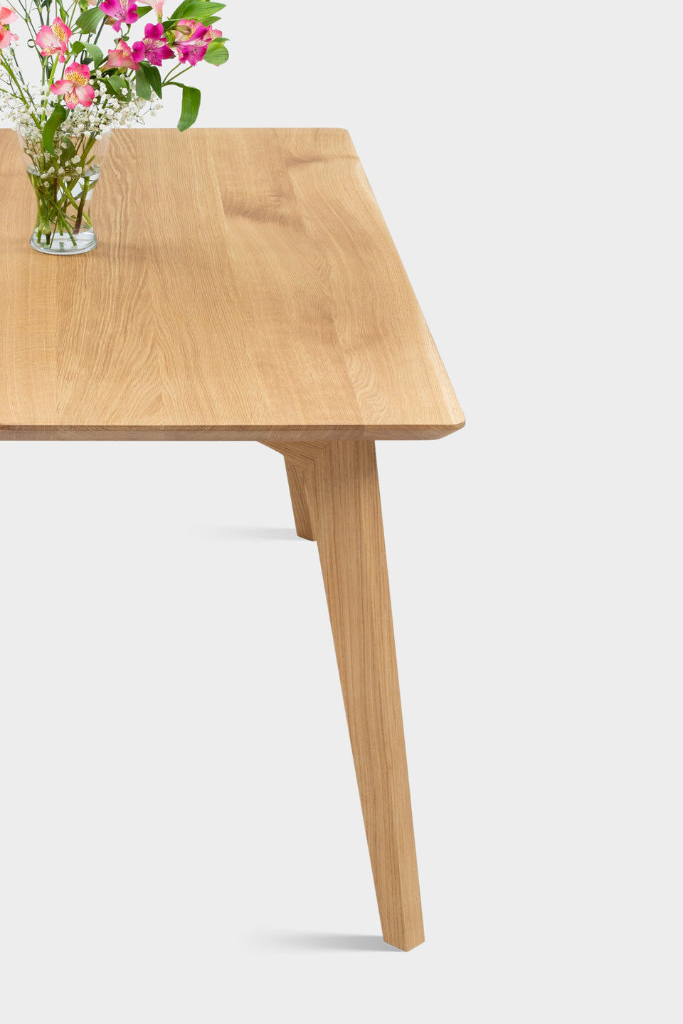 Lignes scandinaves épurées avec une présence chaleureuse et naturelle.