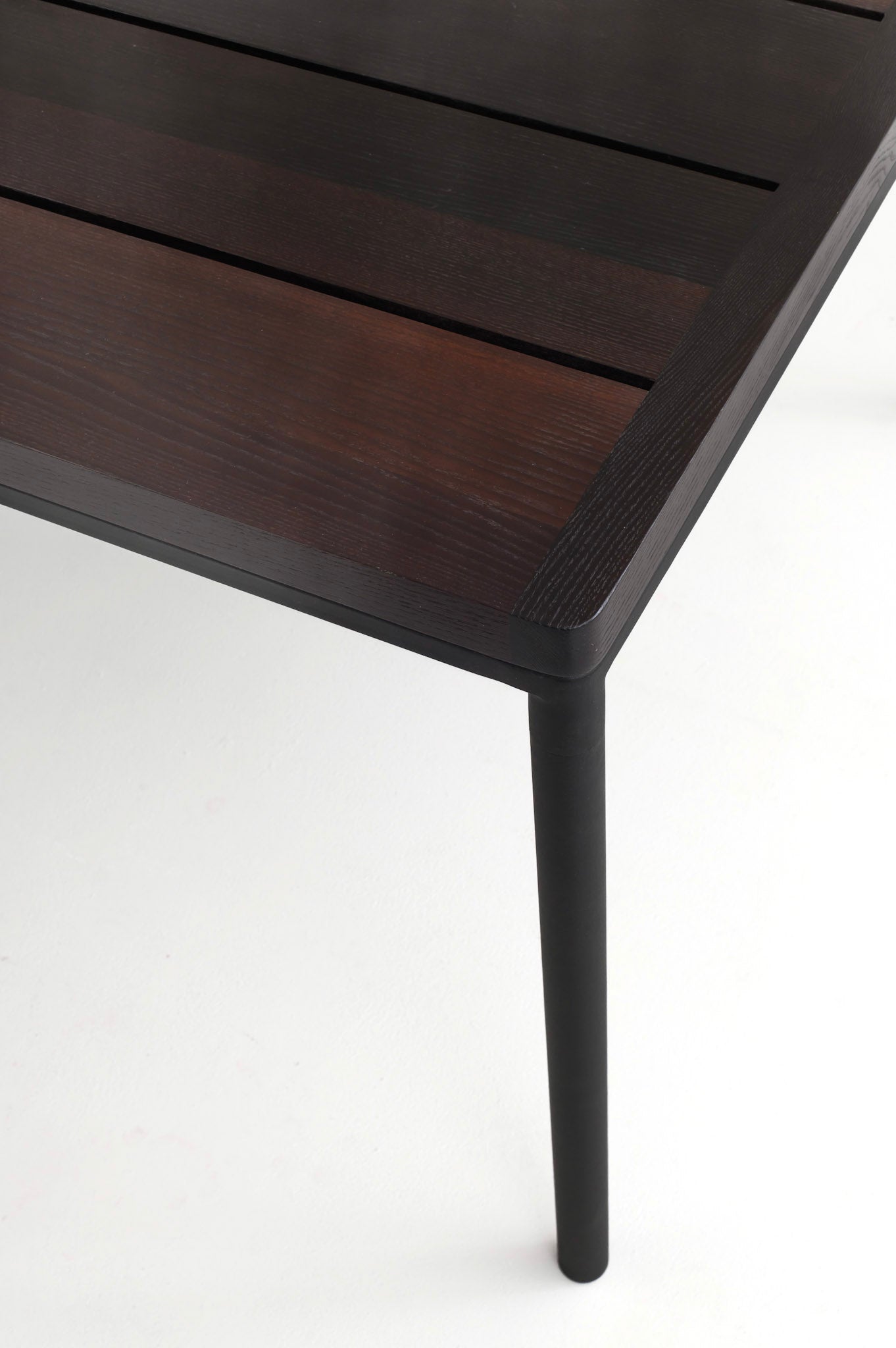 Frankie | Table de salle à manger extérieure en frêne fumé