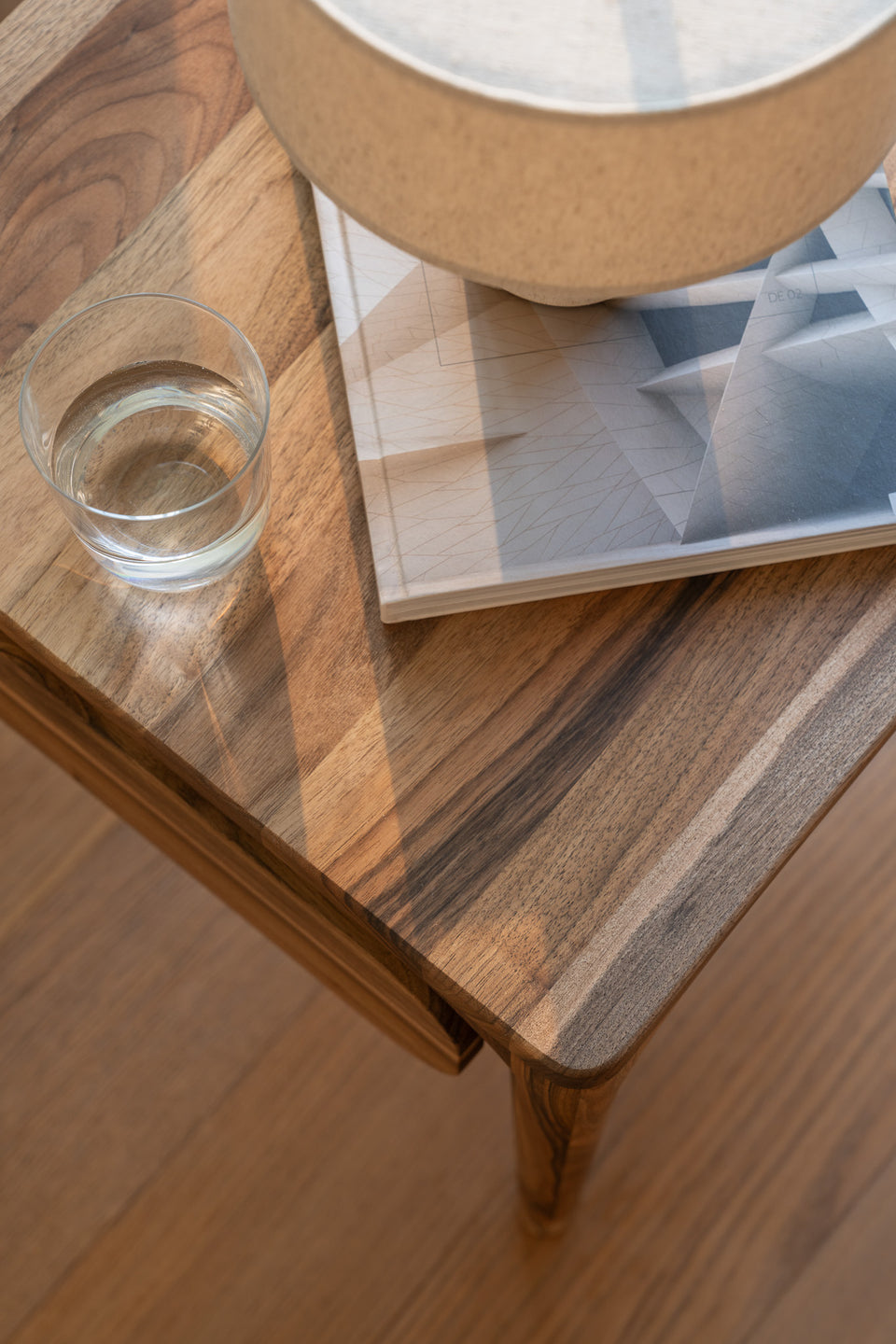 Signature LÜNA rounded legs as a defining feature.