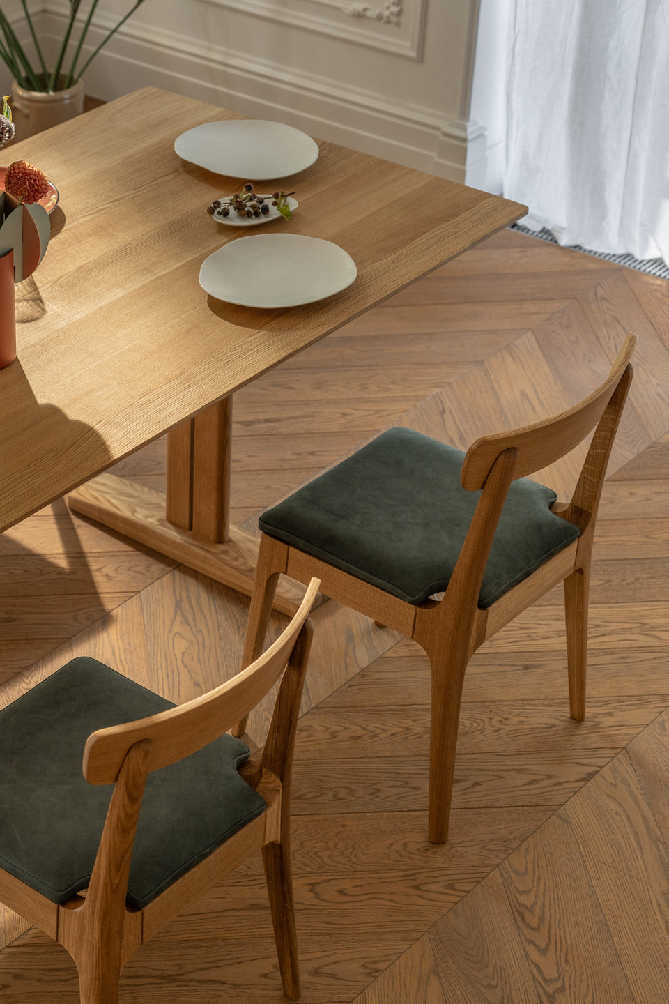 Conçue pour s’intégrer aussi bien dans des intérieurs classiques que contemporains