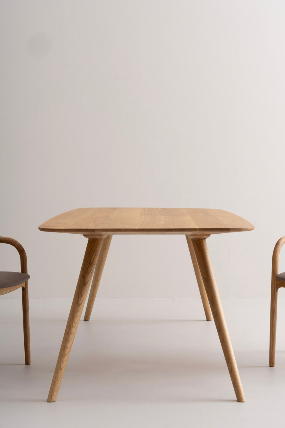 Silhouette épurée inspirée par la forme aérodynamique et l’équilibre.